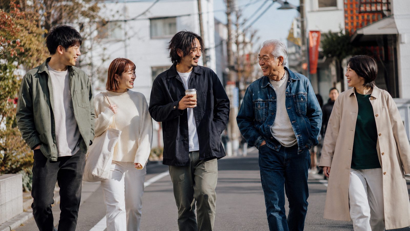 若い世代と先輩世代が同じ街を歩く
