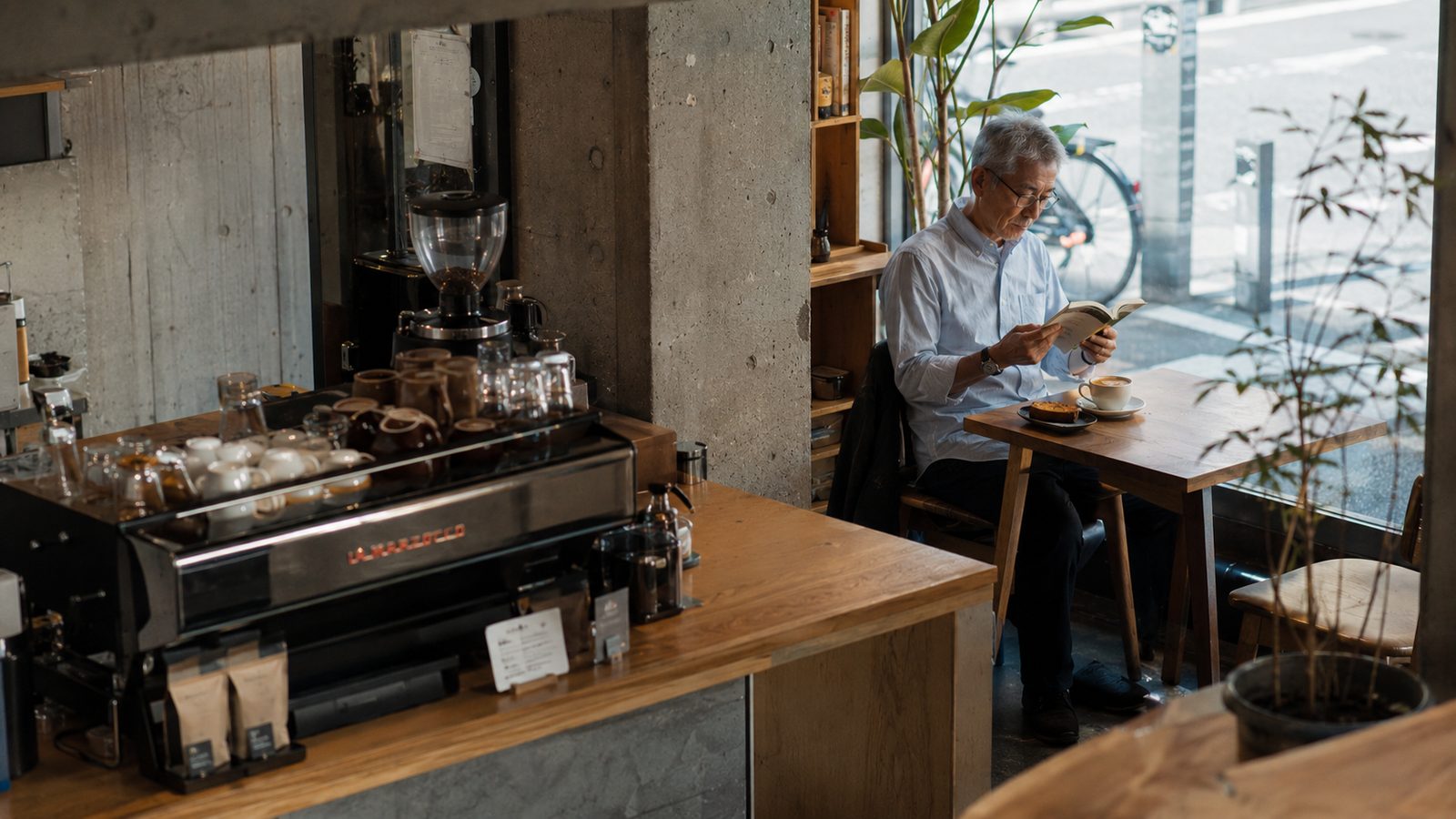 第三のカフェで本を読む